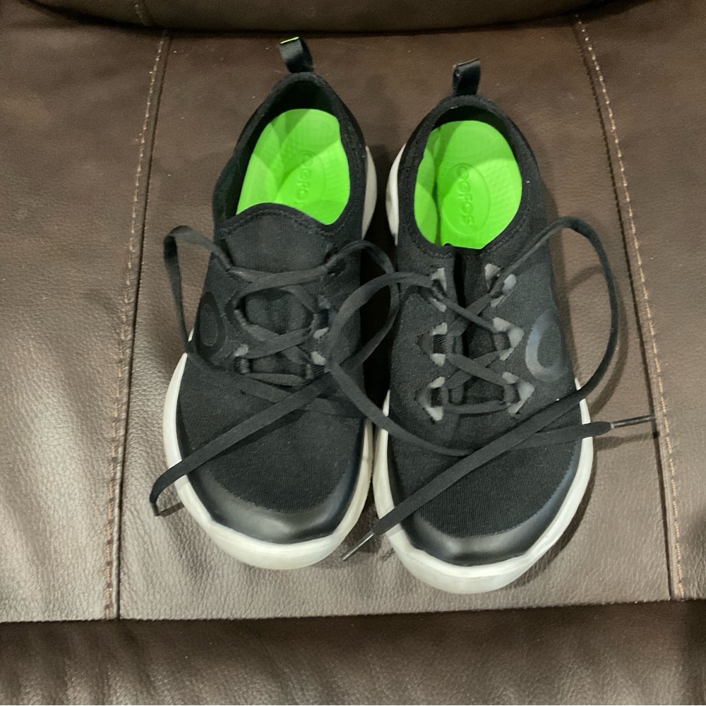 OOFOS Black Shoes with Green Insoles. Lace up. Lots of cushion.
Great condition